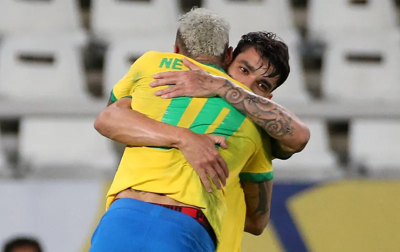Paquetá comemora com Neymar o gol feito por ele contra o Peru e que garantiu o Brasil na final