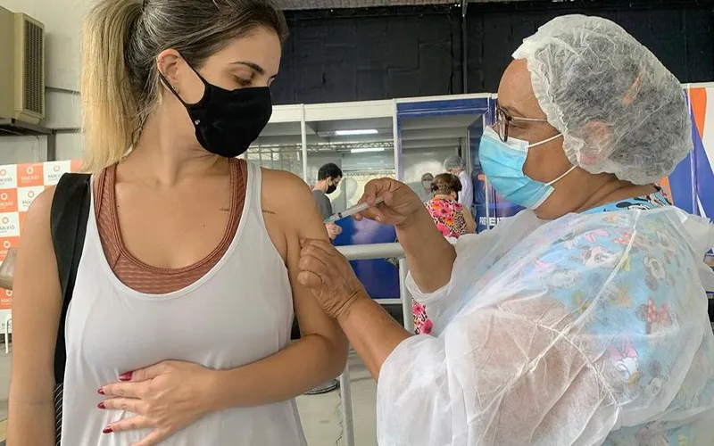 Mesmo com a população vacinada, a Covid-19 não vai deixar de existir, segundo especialista