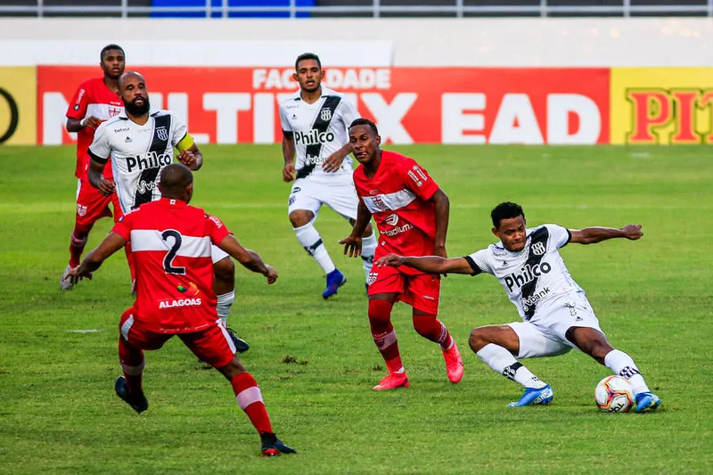 Maceió, 24 de outubro de 2020 
Lance do jogo entre CRB X Ponte Preta. Partida válida pela 18ª rodada do Campeonato Brasileiro da Série B de 2020, realizada no Estádio Rei Pelé. Alagoas - Brasil.
Foto: Ailton Cruz