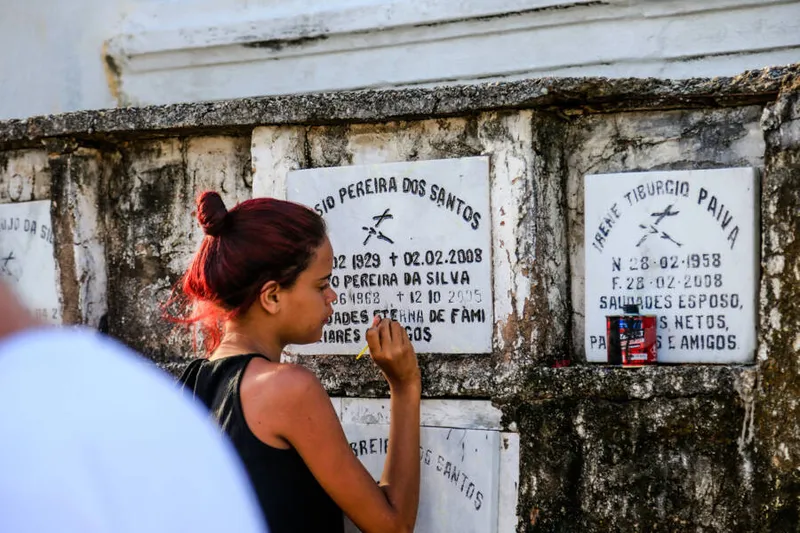Família faz os últimos ajustes para a visitação a cemitério público de Maceió nesta terça