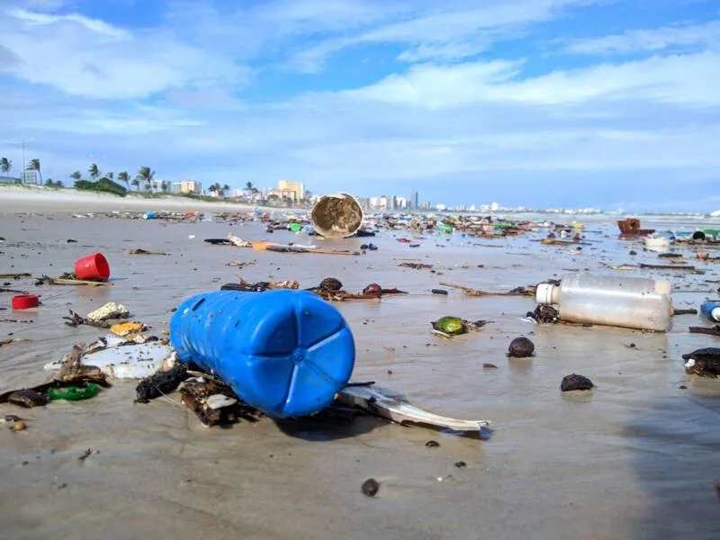 As praias da capital recebem cerca de 750 toneladas de lixos todos os meses, diz Sudes