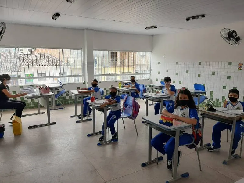 Nas salas de aula, distanciamento foi seguido à risca, com as carteiras longe uma das outras