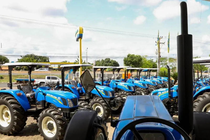 Entre os itens entregues pela Codevasf estão tratores agrícolas e caminhão compactador
