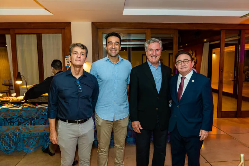 Presidente da Abih-Alagoas, André Santos, Maurinho Vasconcelos, diretor da ABIH, senador Collor, e Manoel Linhares, presidente nacional da Abih, Manoel Linhares.