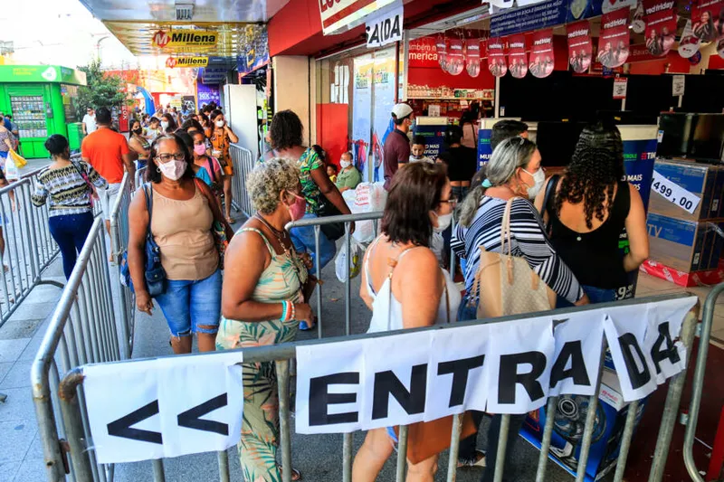 Consumidores fazem fila diante das lojas para aproveitar as ofertas da Black Friday