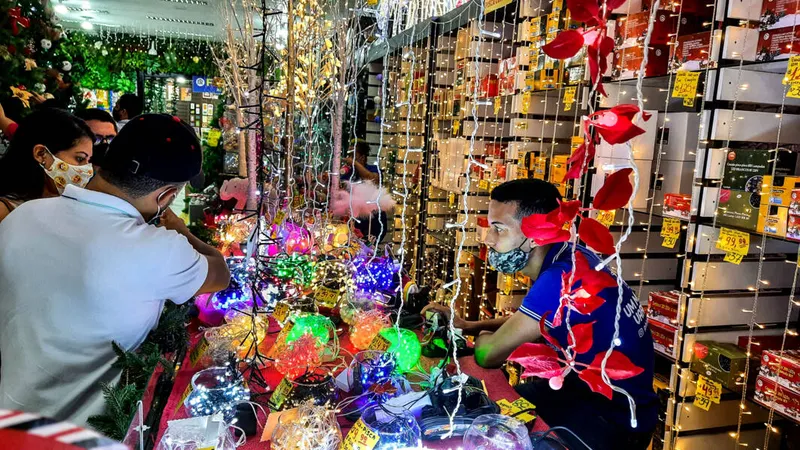 Os comerciantes locais estão bem focados em driblar a crise, devido à alta do dólar
