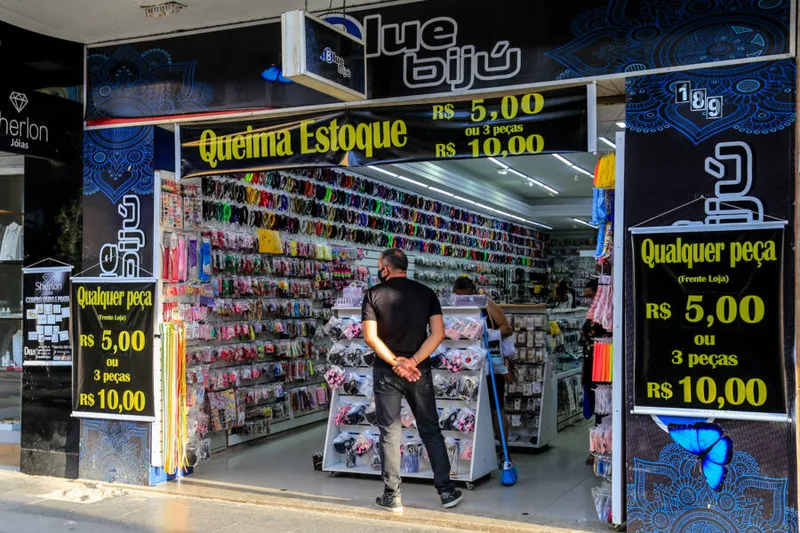 Maceió, 11 de março de 2021
Centro do comércio tomado por ambulantes e vendedores de frutas e legumes.
Foto:@Ailton Cruz