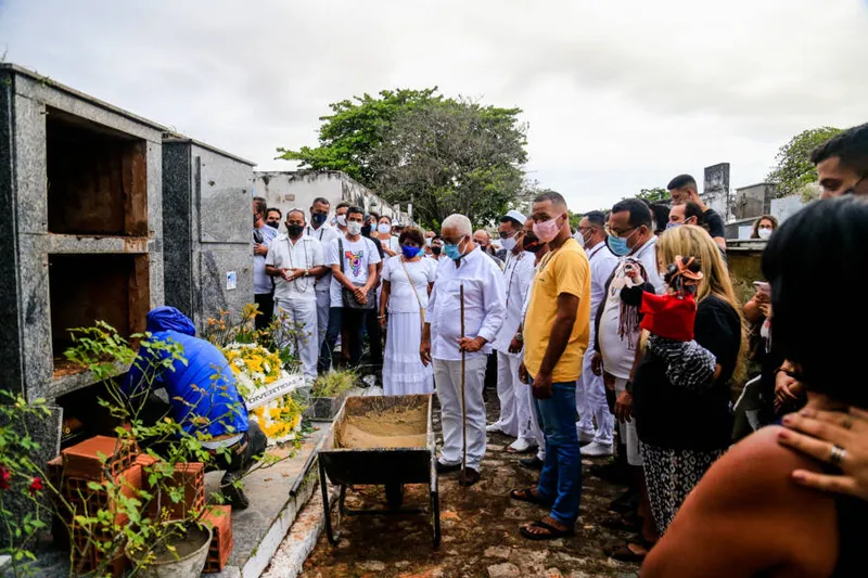 Maceió, 17 de setembro de 2021
Sepultamento do professor universitário  José Acioli Filho, no Cemitério Nossa Senhora da Piedade, no bairro do Prado, em Maceió. Alagoas - Brasil.
Foto:@Ailton Cruz
