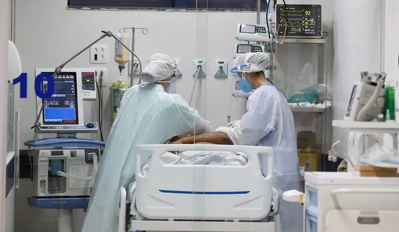 Imagem ilustrativa da imagem COVID AGORA ESTÁ MATANDO QUEM NÃO SE VACINOU, ALERTA INFECTOLOGISTA