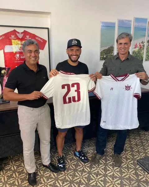 Ao lado do presidente Mário Marroquim, volante Jean Patrick renovou com o Galo até o final de 2023