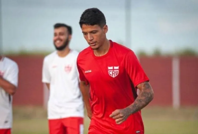 Peça fundamental na equipe de Allan Aal, zagueiro Caetano deixa o Galo da Praia para jogar a Série A do Brasileirão