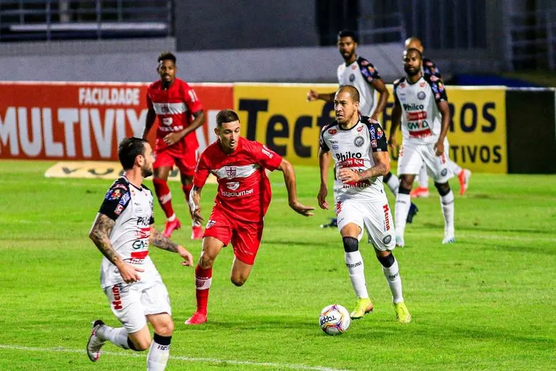 CRB e Operário se enfrentaram na Série B 2020, no Rei Pelé, e se reencontram nesta quarta
