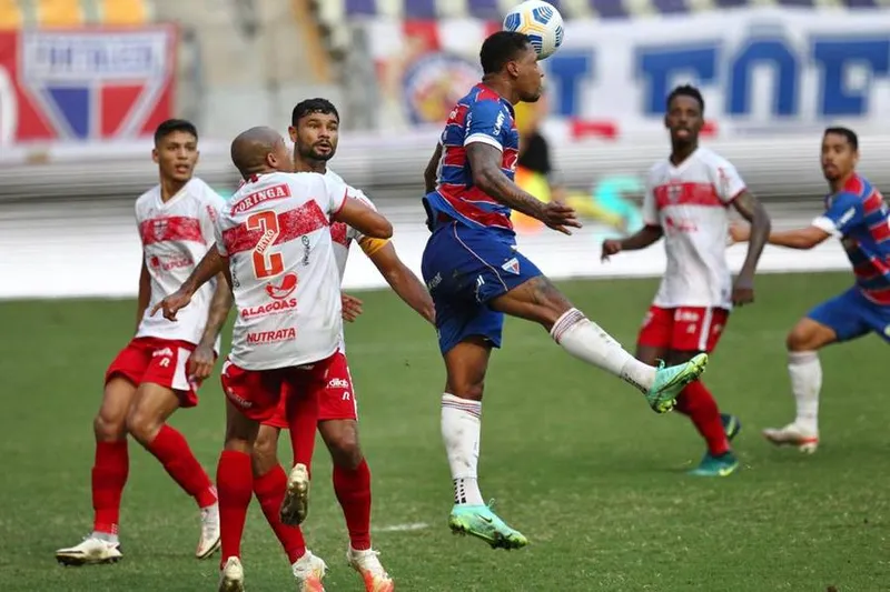 Em jogo de dois pênaltis, CRB acabou levando a virada do Fortaleza, na Arena Castelão: 2 a 1