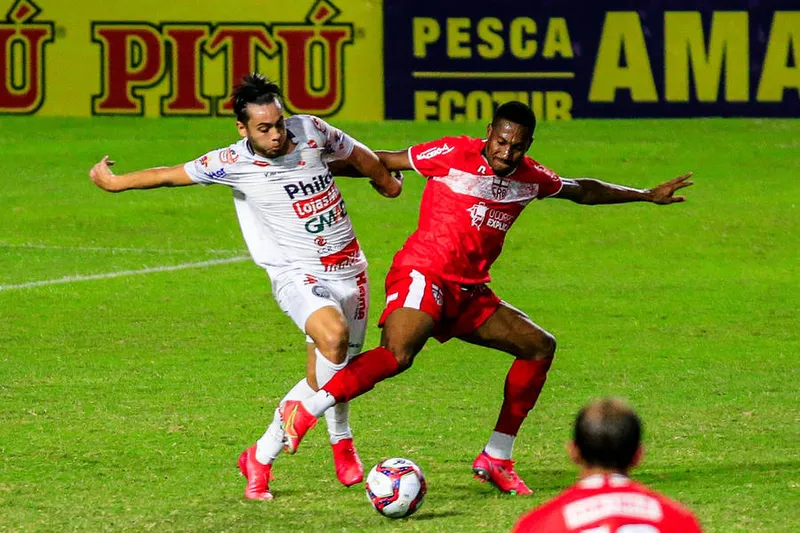 Atacante Pablo Dyego tomou o segundo amarelo e deixou o Galo da Pajuçara com apenas 10 jogadores em campo
Lance do jogo entre CRB e Operário, partida válida pela 19ª rodada da Série B do Campeonato Brasileiro, realizada no Estádio Rei Pelé em Maceió, Alagoas - Brasil.
Foto: Ailton Cruz