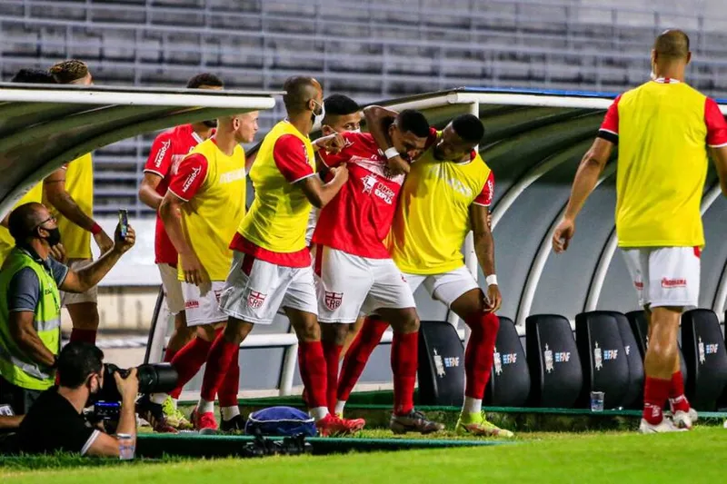 Jogadores do CRB vibram com o gol de Negueba, que quebrou a sequência de oito jogos sem vitórias no Rei Pelé