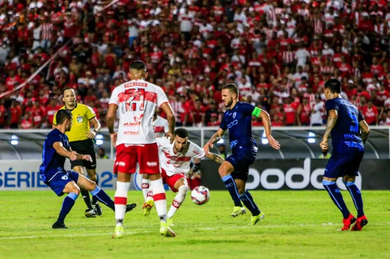 Clube regatiano se recupera no segundo tempo para bater o Tubarão e ficar perto do G4