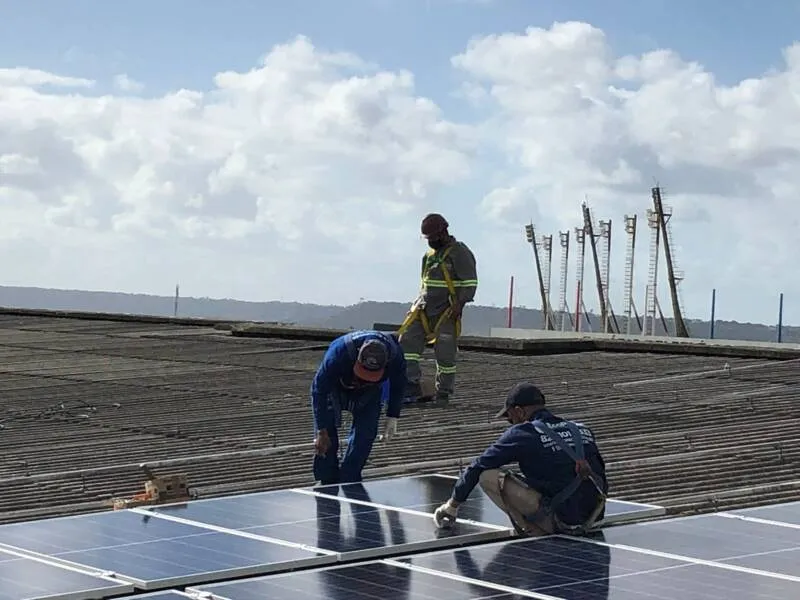 Técnicos durante instalação de painel de energia solar em empresa em Alagoas feita pela empresa de Geison Alves

