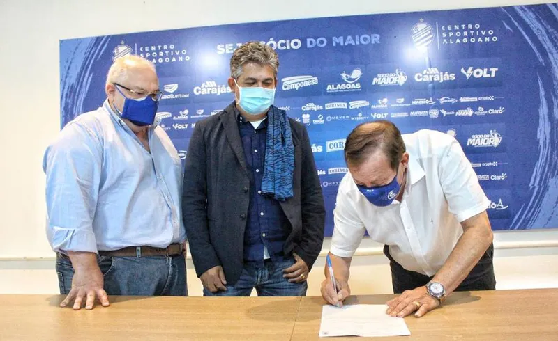 Ney Franco (ao centro) junto a Omar Coêlho (dir.) e Rafael Tenório (esq.) assinaram contrato