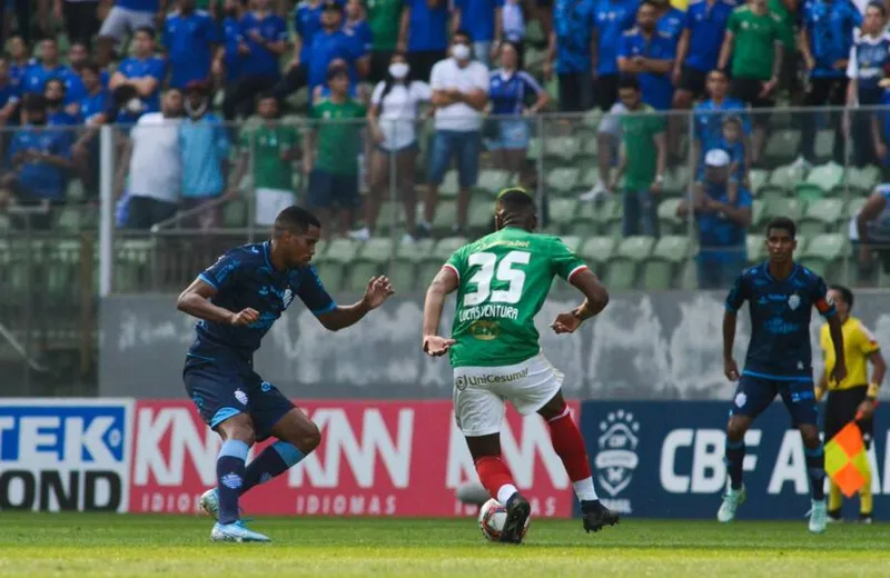 Por confusão em duelo com o Cruzeiro, CSA foi punido com multa de R$ 10 mil e Cristovam pegou um jogo de suspensão
