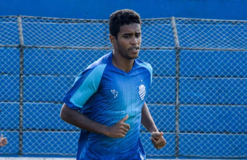 Gabriel recebeu o terceiro cartão amarelo, no clássico contra o CRB, e desfalca o Azulão na próxima rodada da Série B