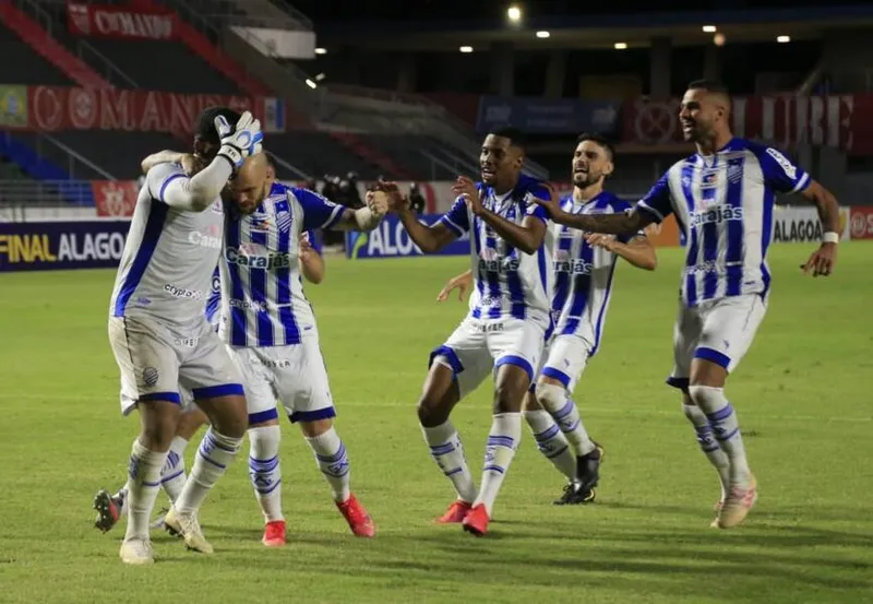 Goleiro Thiago Rodrigues ficou valorizado após ser o líder de defesas difíceis do Azulão, na Série B 2021