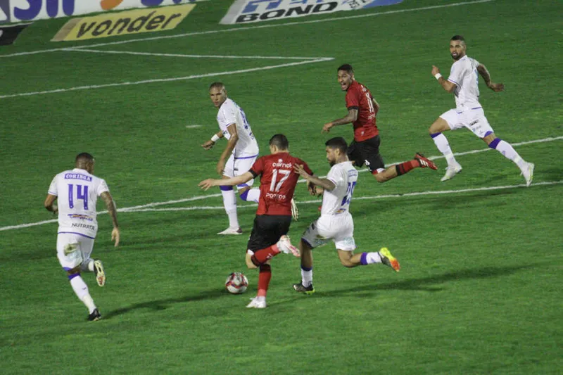 No jogo válido pela 19ª rodada, no Paraná, o Azulão venceu o Brasil por 1 a 0