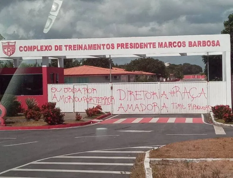 CT do CRB acordou nessa segunda (8) com os portões pichados, após derrota para a Ponte Preta pela Série B, domingo
