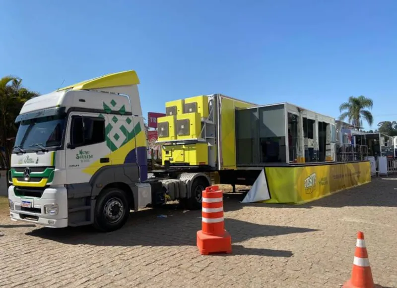 Carreta Missionária é equipada com dois consultórios médicos e quatro cadeiras odontológicas