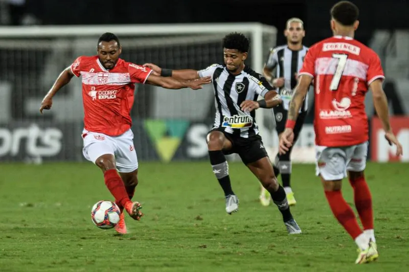 Galo da Praia jogou mal e acabou sendo derrotado pelo Fogão, dentro do Estádio Nilton Santos, no Rio de Janeiro