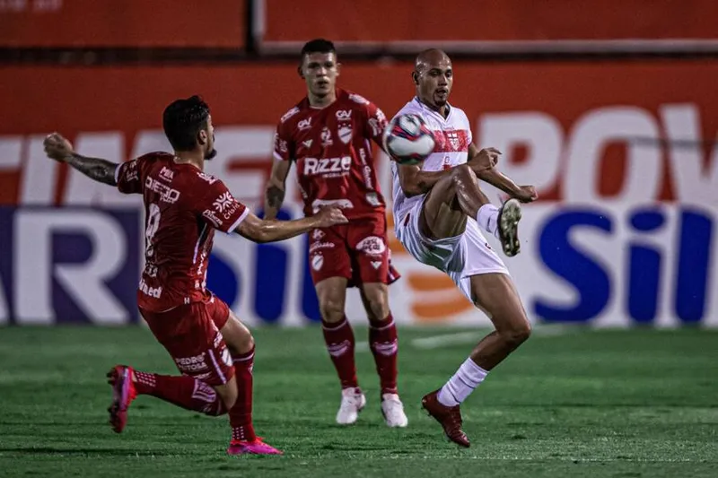 Dos males o menor: CRB sofre pressão do Vila, mas fica no empate sem gols, em Goiânia