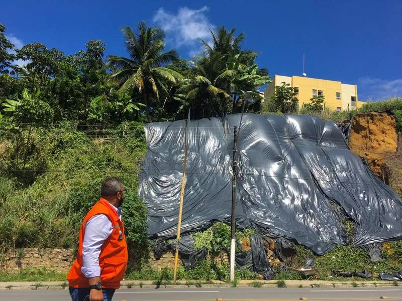 Imagem ilustrativa da imagem DEFESA CIVIL DE MACEIÓ RETOMA APLICAÇÃO DE LONAS DE CONTENÇÃO