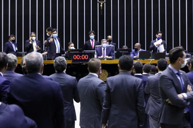 ‘Distritão’ reduz diversidade de candidatos; coligações incentivam 'partidos de aluguel', segundo alguns deputados