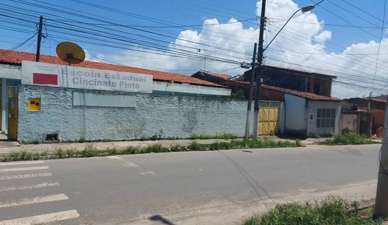 Imagem ilustrativa da imagem DIRETORES DENUNCIAM INSEGURANÇA E DESCASO COM ESCOLA ESTADUAL