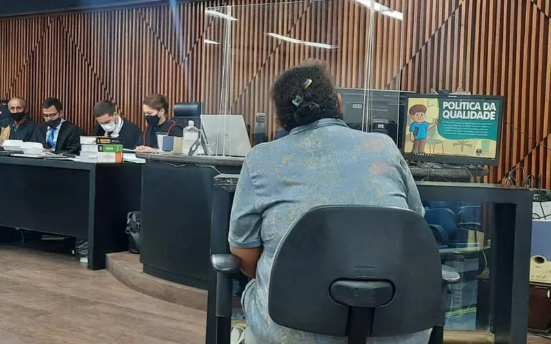 Imagem ilustrativa da imagem DURANTE JULGAMENTO DE PM, MÃE DE JOVENS MORTOS DIZ QUE CRIME DESTRUIU FAMÍLIA
