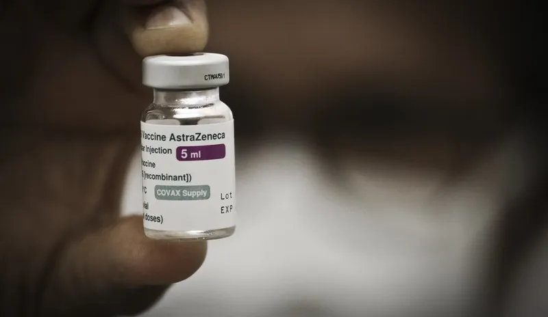 Imagem ilustrativa da imagem Da nova remessa da AstraZeneca, AL guarda mais de 31 mil vacinas para garantir aplicação da 2ª dose