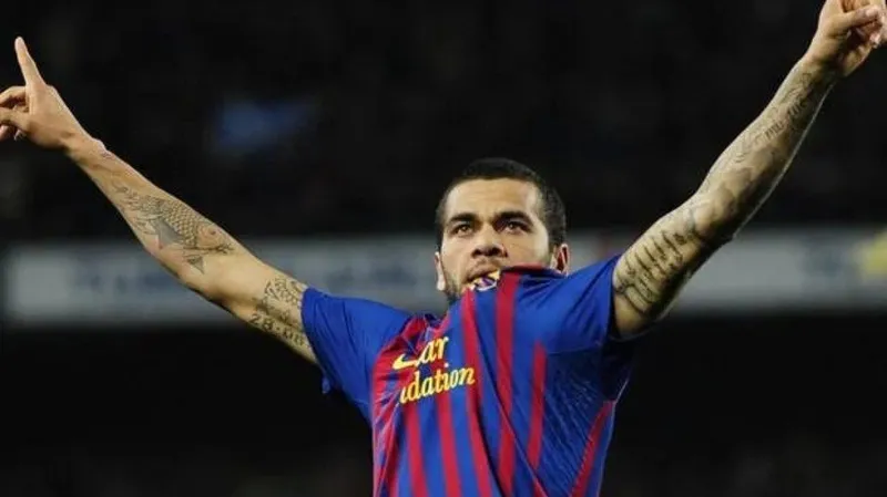 Após cinco anos longe, lateral direito Daniel Alves poderá vestir a camisa do Barcelona mais uma vez