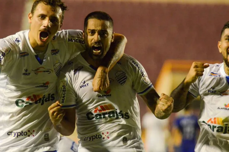 Dellatorre (centro) voltou a fazer gol, depois de mais de um mês de seca no CSA