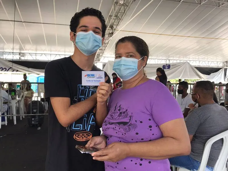 Imagem ilustrativa da imagem ESPERANÇOSOS, JOVENS DE 19 ANOS COMEÇAM A SE VACINAR EM MACEIÓ
