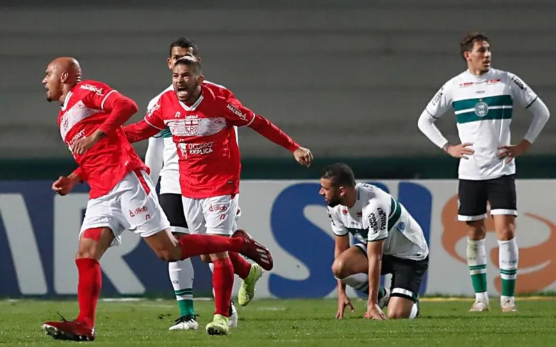 Mesmo com um jogador a menos, o CRB empatou contra o Coritiba, por 1 a 1, no 1º turno