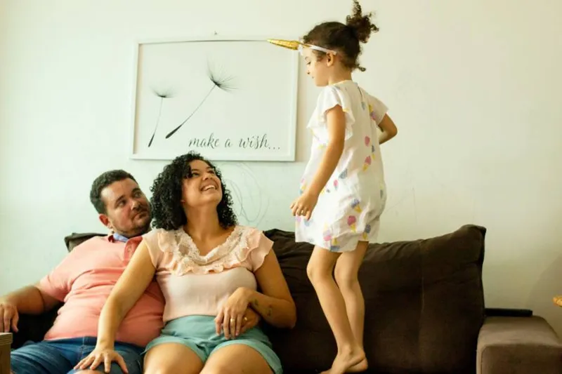 A pequena Helena e os pais: cuidados aumentaram mesmo com a flexibilização na pandemia