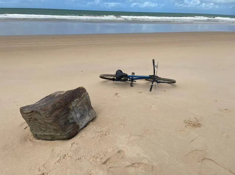 Imagem ilustrativa da imagem FARDOS DE BORRACHA REAPARECEM NO LITORAL
RAYSSA CAVALCANTE
REPÓRTER
A Prefeitura de Coruripe informou, nesta segunda-feira (26), que fardos voltaram a aparecer no litoral da cidade. Nove caixas foram encontradas neste domingo (25), em trechos da Praia da Pituba, no Poxim, além de mais sete na Ponta da Asa e o Miaí de Baixo.
Com o aparecimento, a equipes deram início ao recolhimento do material nesta segunda (26), na Praia da Pituba, mas os trabalhos forma interrompidos devido à maré alta e às di