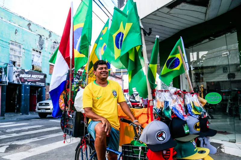 De olho no feriado, alguns ambulantes comercializaram bandeiras do Brasil no Centro