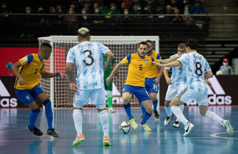 Brasil perdeu para Argentina, por 2 a 1, e está fora da final da Copa do Mundo de futsal