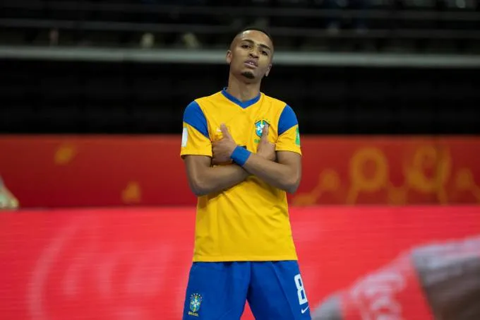 Leozinho tem apenas 22 anos de idade e é um dos principais nomes da seleção brasileira na Copa do Mundo