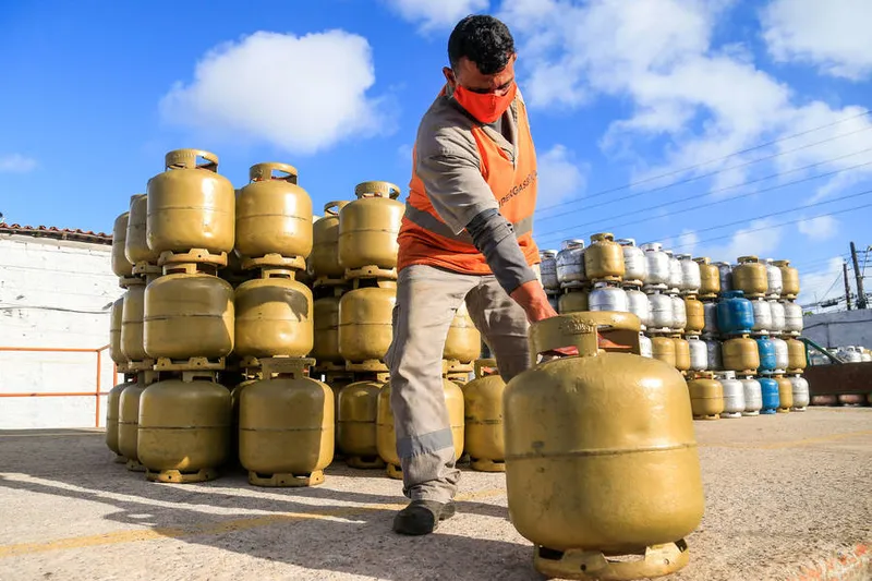 Este é o décimo quinto aumento consecutivo no preço do gás de cozinha nas refinarias