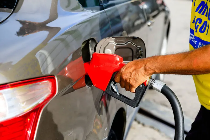 Preço médio da gasolina comum nos postos de combustíveis em Alagoas fechou mês de outubro, segundo ANP, em R$ 6,45  
