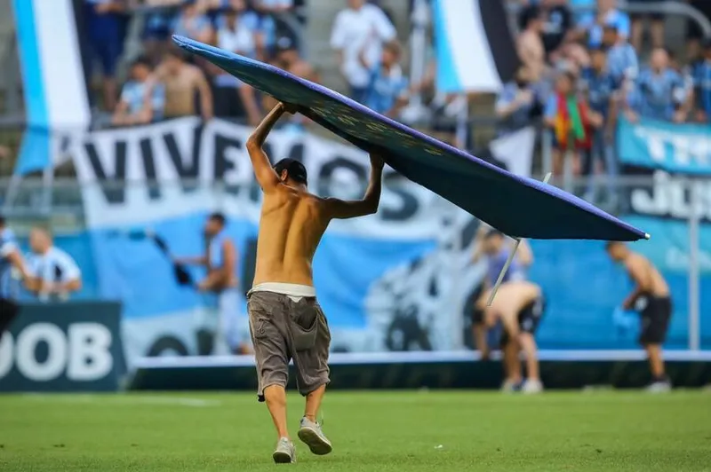 Torcedores do Grêmio invadiram o gramado da Arena após a derrota para o Palmeiras; clube foi denunciado