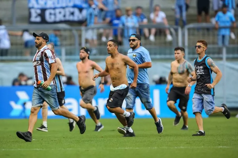 Na briga contra o rebaixamento, torcida do Grêmio invadiu o gramado da Arena após derrota para o Palmeiras