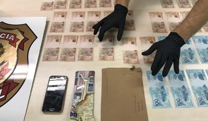 Imagem ilustrativa da imagem HOMEM É PRESO COM R$ 3 MIL EM NOTAS FALSAS