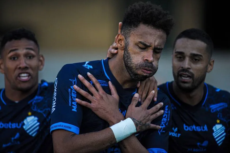 Zagueiro Wellington comemora o gol da vitória do CSA contra o Coritiba, no Couto Pereira, que deixou equipe na briga